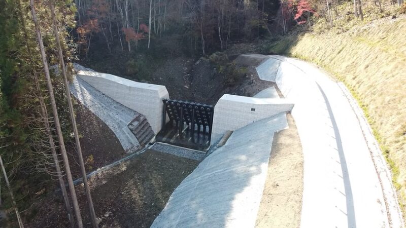 長野建設事務所発注 令和3年12月竣工 令和元年度国補通常砂防工事（砂）西の入　飯綱町 高坂北　砂防堰堤工　本提工　H=8.0m L=46.0m V=890m3 鋼製スリット工