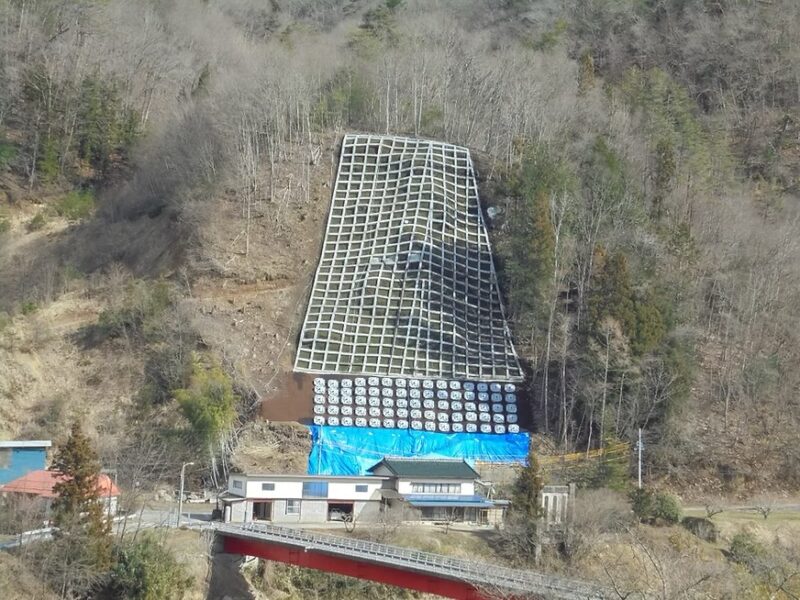 長野県土尻川砂防事務所発注 令和2年度災害関連緊急地すべり対策工事 (地)根越 長野市大岡 根越2工区  令和4年3月竣工