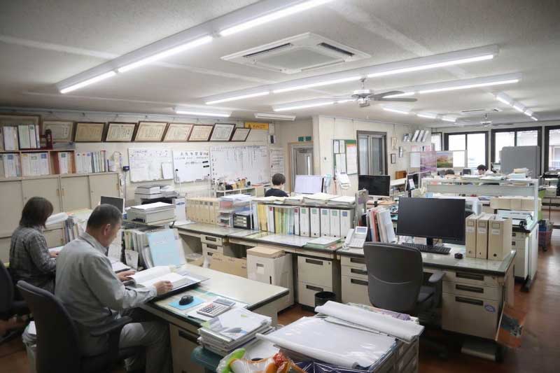 更水建設工業のオフィス風景