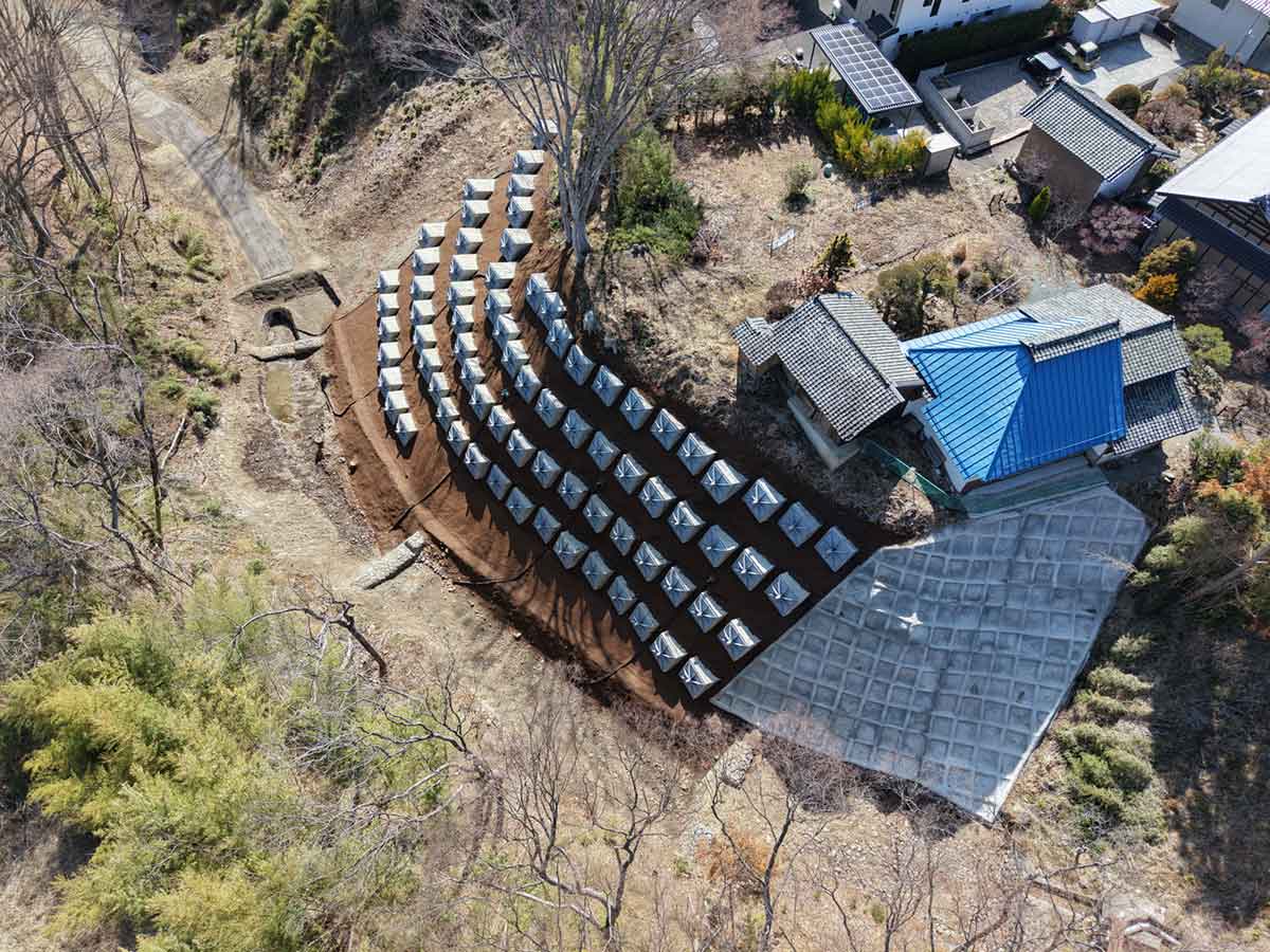 令和6年度 国補地すべり対策(大規模特定)工事 (地)尾野山 上田市 尾野山 長野県上田建設事務所 令和6年10月11日~令和8年3月27日 法面工 アンカー法面保護工76本 L=2784.5m 地下水排除工(集排水ボーリング工)200m 植生工538m2 簡易法枠工295m2