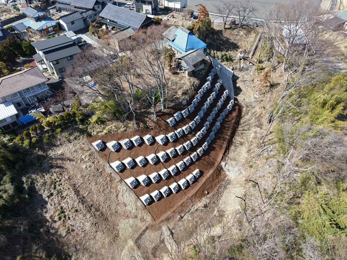 令和6年度 国補地すべり対策(大規模特定)工事 (地)尾野山 上田市 尾野山 長野県上田建設事務所 令和6年10月11日~令和8年3月27日 法面工 アンカー法面保護工76本 L=2784.5m 地下水排除工(集排水ボーリング工)200m 植生工538m2 簡易法枠工295m2