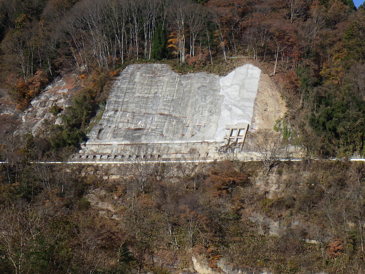 令和6年度国補日名ロックシェッド更新２工区工事 長野市信州新町日原西 令和6年12月9日～令和8年2月4日 鋼製シェッド撤去工：屋根材撤去356m2　ロックシェッド解体工44t 素地調整工（循環式エコグリーンブラスト工法）：808m2
